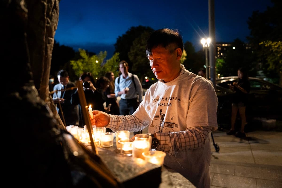 Con velas en alto, denuncian la “tiranía” de Beijing