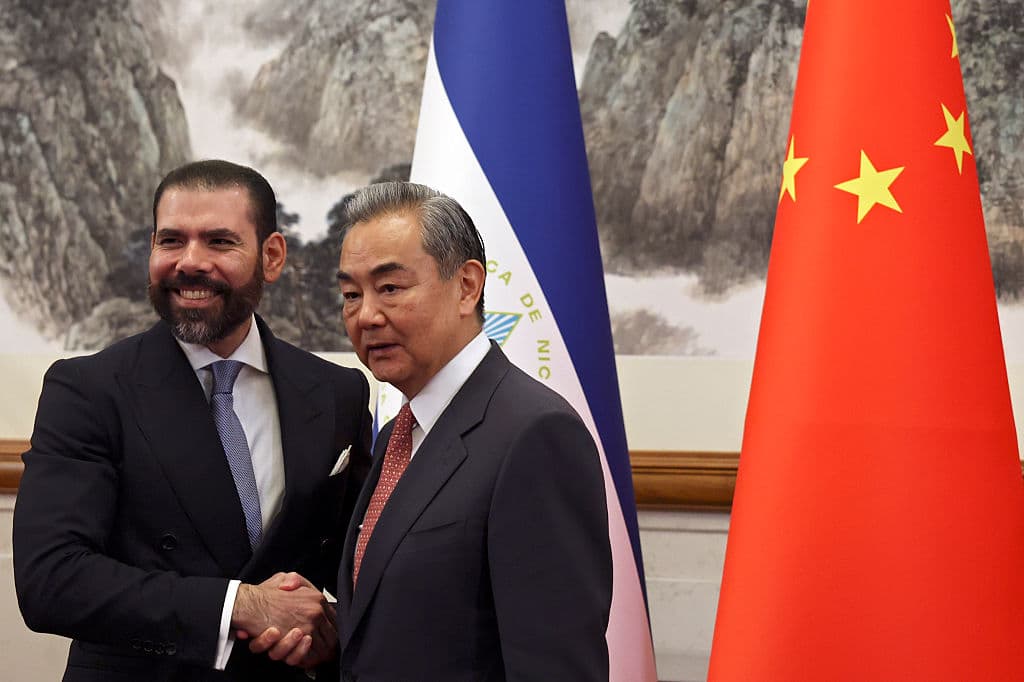 El ministro de Relaciones Exteriores de China, Wang Yi, y el asesor presidencial de Nicaragua, Laureano Ortega, se dan la mano antes de su reunión en la Casa de Huéspedes de Estado Diaoyutai el 12 de mayo de 2025 en Pekín, China. Foto: Florence Lo - Pool/Getty Images