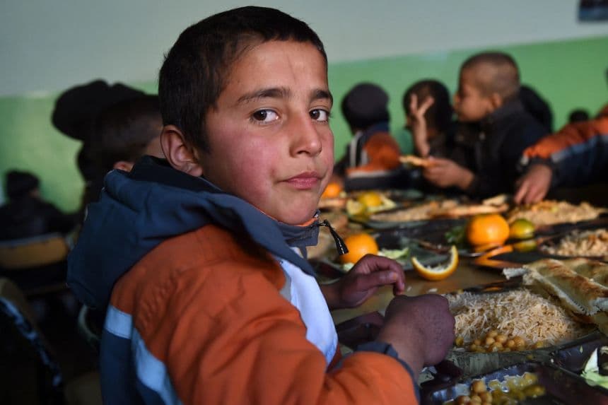 Un niño huérfano afgano observa mientras come su almuerzo en el orfanato gubernamental de Halwdin en Kabul, el 17 de diciembre de 2014. (Wakil Kohsar/AFP/Getty Images)