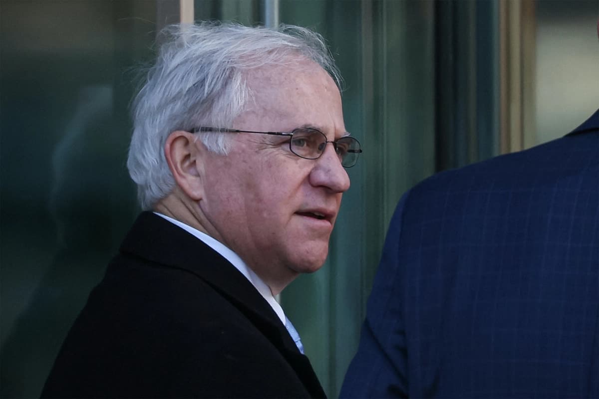 El excongresista estadounidense Stephen Buyer llega al Tribunal Federal de Estados Unidos en el distrito de Manhattan, Nueva York, para su juicio por uso de información privilegiada, el 8 de marzo de 2023. (Brendan McDermid/Reuters).