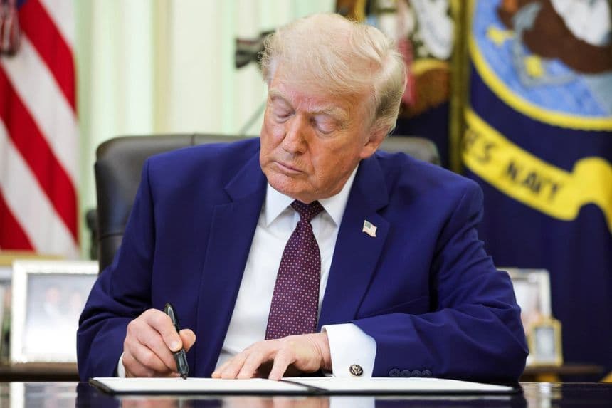 El presidente Donald Trump firma una orden ejecutiva durante un evento en el Despacho Oval de la Casa Blanca, el 3 de junio de 2026. (Kevin Dietsch/Getty Images)