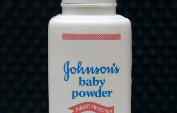 Un envase de talco para bebés Johnson's se exhibe en San Francisco el 15 de abril de 2011. (Jeff Chiu, Archivo /AP Photo)