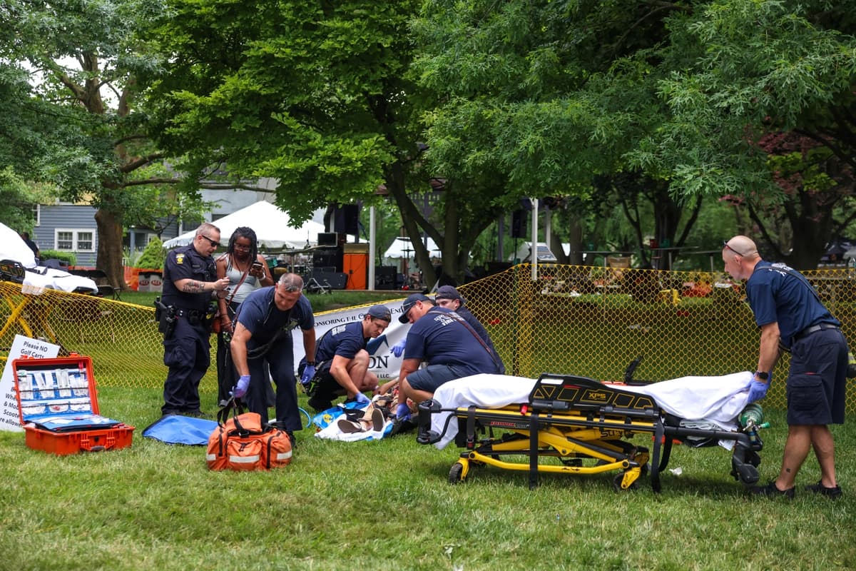 Los servicios de emergencia ayudan a una mujer que resultó herida en el tiroteo que dejó 12 personas heridas en el Festival Old West End, en el Arboretum Agnes Reynolds Jackson en Toledo, Ohio, el 6 de junio de 2026. (Rebecca Benson/The Blade vía AP)