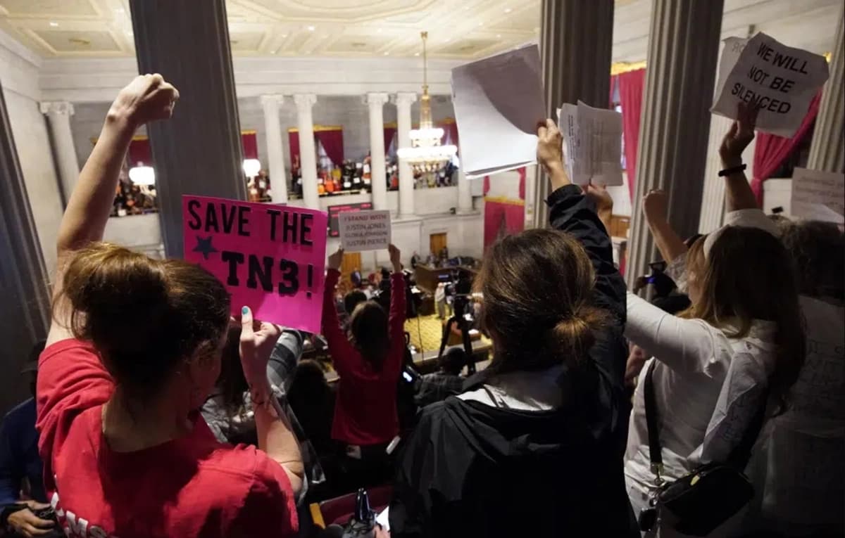 Defensores del control de armas levantan pancartas en la tribuna de la Cámara de Representantes de Tennessee, en Nashville, el 6 de abril de 2023. (George Walker IV/AP Photo)