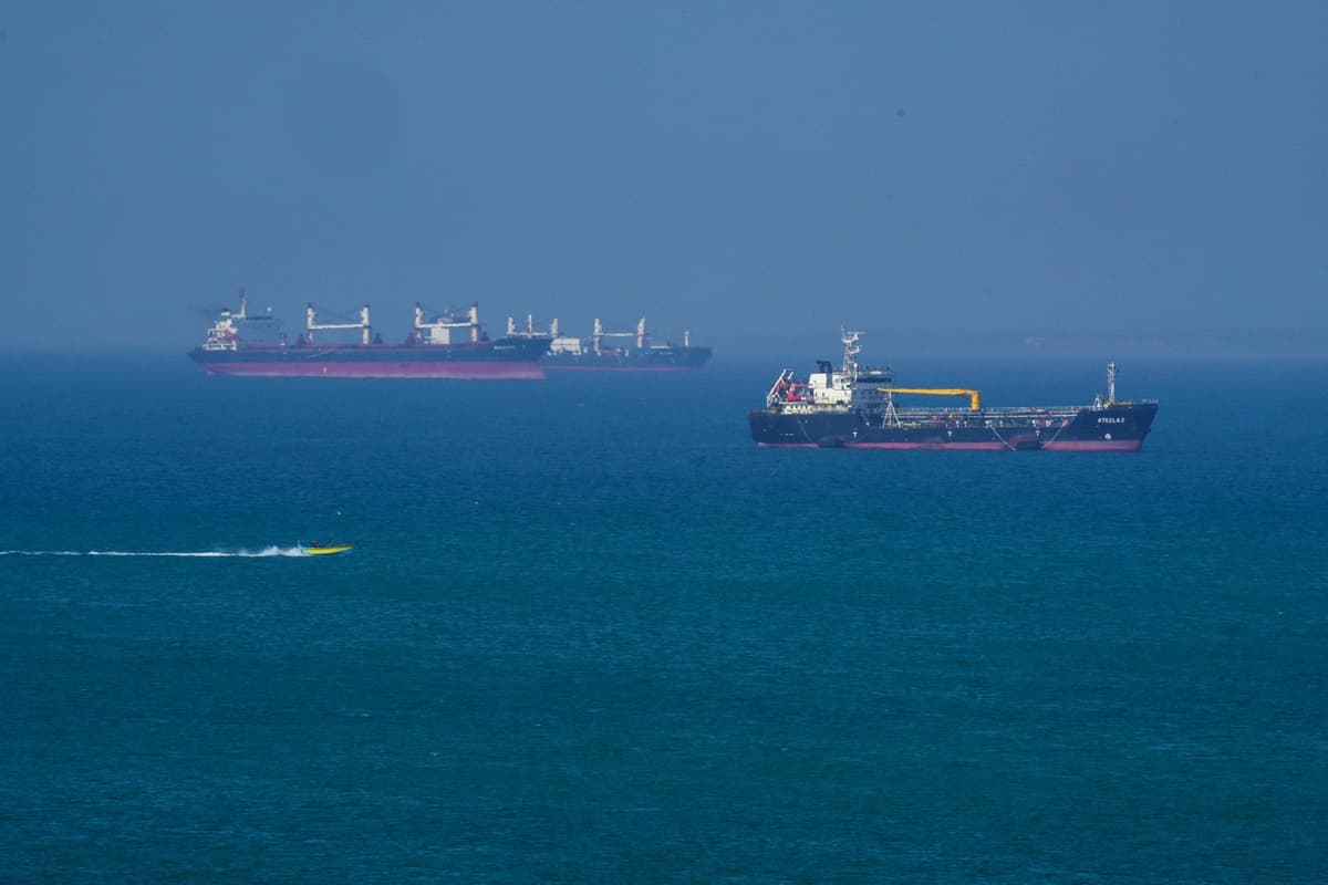 El buque petrolero Ateela 2 navega por el mar en la isla de Qeshm, Irán, en el estrecho de Ormuz, el 28 de abril de 2026. (Asghar Besharati/Getty Images)
