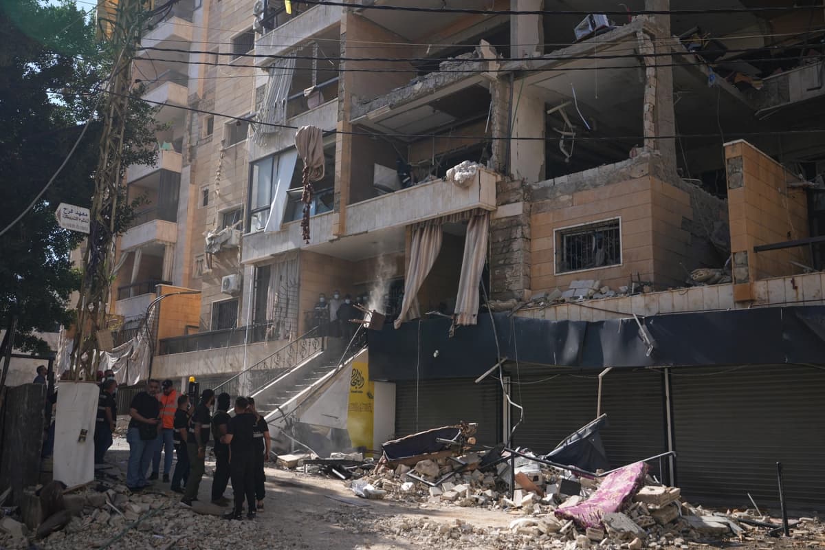 Agentes de seguridad libaneses se reúnen en el lugar donde un ataque aéreo israelí alcanzó un edificio en Dahiyeh, un suburbio al sur de Beirut, Líbano, el 7 de junio de 2026. (Hassan Ammar/AP Photo)