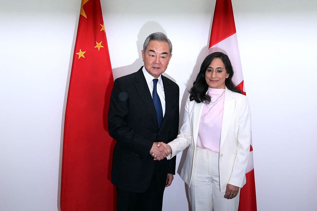 La ministra de Asuntos Exteriores de Canadá, Anita Anand (derecha), estrecha la mano del ministro de Asuntos Exteriores de China, Wang Yi, antes de una reunión bilateral en Ottawa, Canadá, el 29 de mayo de 2026. Wang será el primer ministro de Asuntos Exteriores chino en visitar Canadá desde 2016. (Foto de Dave Chan / AFP vía Getty Images)