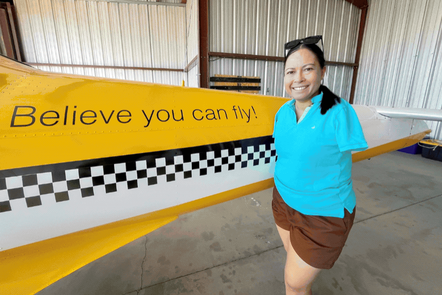 Jessica Cox posa junto a su avioneta Ercoupe de 1946 y en la cabina de la misma en Marana, Arizona, el 22 de mayo de 2026. (Allan Stein/The Epoch Times)