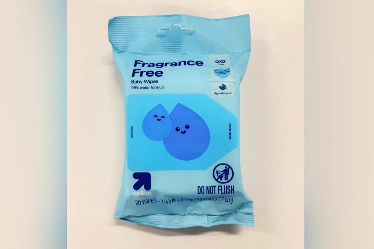 Un producto de toallitas húmedas para bebés retirado del mercado por Target. (Cortesía de la FDA)