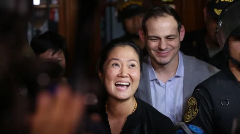 Fujimori lidera las elecciones presidenciales de Perú en una reñida contienda