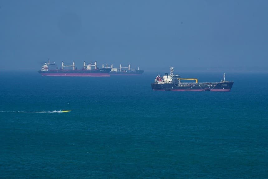 El petrolero "Ateela 2" cerca de la isla de Qeshm, Irán, en el estrecho de Ormuz, el 28 de abril de 2026. (Asghar Besharati/Getty Images)