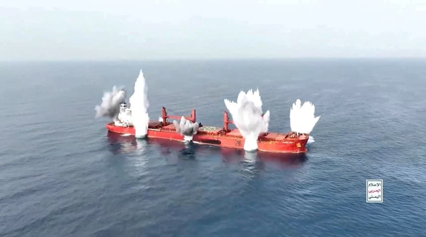 En esta captura de pantalla tomada de un video difundido el 8 de julio de 2025 se ven columnas de humo elevándose desde el MV Magic Seas, un granelero con bandera de Liberia y operado por una empresa griega que, según los hutíes de Yemen, fue atacado tras un supuesto intercambio con el capitán frente a la costa suroeste de Yemen. (Centro de Medios Hutí/Imagen facilitada a través de Reuters)