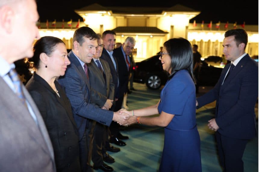 La presidenta encargada de Venezuela, Delcy Rodríguez, es recibida por el ministro turco de Energía y Recursos Naturales, Alparslan Bayrakta, entre otras autoridades, tras aterrizar este domingo en Turquía, como parte de una gira internacional que comenzó esta semana en la India, con el petróleo del país suramericano como eje. (EFE/ Min. del P.P. para Relaciones Exteriores)