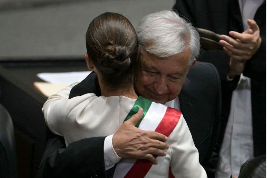 El presidente saliente de México, Andrés Manuel López Obrador, abraza a la nueva presidenta, Claudia Sheinbaum (Izq.), durante la ceremonia de investidura celebrada en el Congreso de la Unión, en Ciudad de México, el 1 de octubre de 2024. (YURI CORTEZ/AFP vía Getty Images)