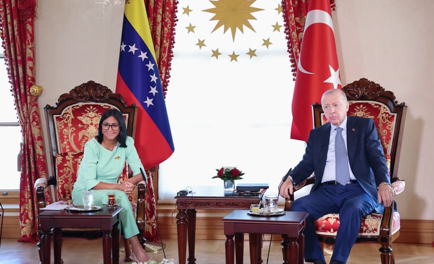 Fotografía cedida por el Palacio Miraflores de la presidenta encargada de Venezuela, Delcy Rodríguez, en una reunión con su homólogo de Turquía, Recep Tayyip Erdogan, este lunes, en Ankara (Turquía). EFE/ Palacio Miraflores)