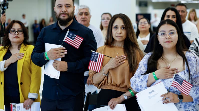 EE. UU. busca revocar ciudadanía estadounidense de 2 mexicanos por haber ocultado delitos graves