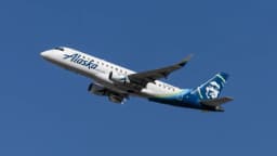 Ganancias de aerolíneas se desplomarían 50 % en 2026 por el alza del combustible