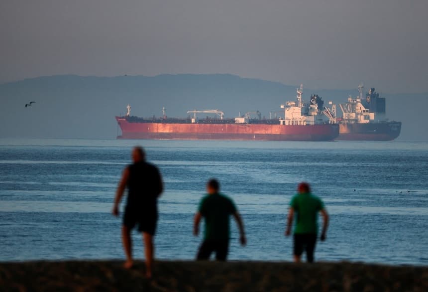 Unos petroleros fondeados frente a la costa de Seal Beach, en Seal Beach (California), el 17 de marzo de 2026. (Justin Sullivan/Getty Images)