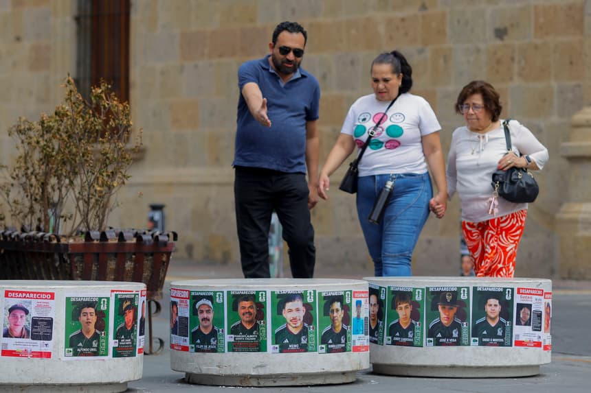 Fotografía del 31 de mayo de 2026 de personas observando fichas de búsqueda de desaparecidos en el centro histórico de la ciudad de Guadalajara. Familiares de personas desaparecidas en Jalisco convirtieron las fichas de búsqueda en tarjetas similares a las del álbum de jugadores del Mundial 2026 para visibilizar los más de 130,000 casos de desaparición forzada en México a días del inicio del torneo. (EFE/ Francisco Guasco)