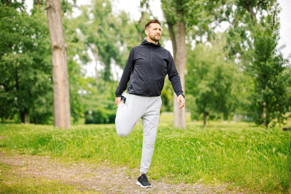 Ejercicios matutinos para empezar el día flexible y fuerte. (draganab/Getty Images).
