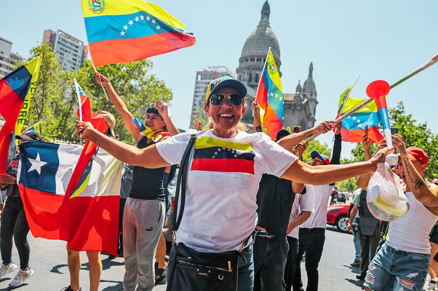 Los venezolanos residentes en Chile celebran en Santiago el 3 de enero de 2026, tras la captura del líder venezolano Nicolás Maduro por parte de las fuerzas estadounidenses. (Javier TORRES / AFP vía Getty Images)