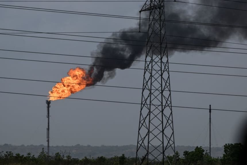 Se observa la llama de la chimenea de una refinería de petróleo a lo largo de la carretera entre El Furrial y Maturín, en el estado Monagas, Venezuela, el 7 de abril de 2023. (YURI CORTEZ/AFP via Getty Images)