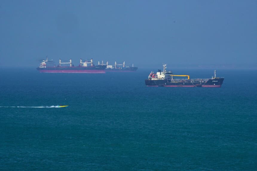 El petrolero "Ateela 2" navega por el mar frente a la isla de Qeshm, en Irán, en el estrecho de Ormuz, el 28 de abril de 2026. (Asghar Besharati/Getty Images)