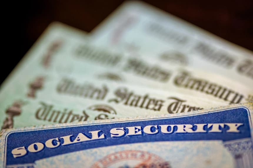 Una tarjeta de la Seguridad Social junto a cheques del Tesoro de EE. UU. en Washington, el 14 de octubre de 2021. (Kevin Dietsch/Getty Images)