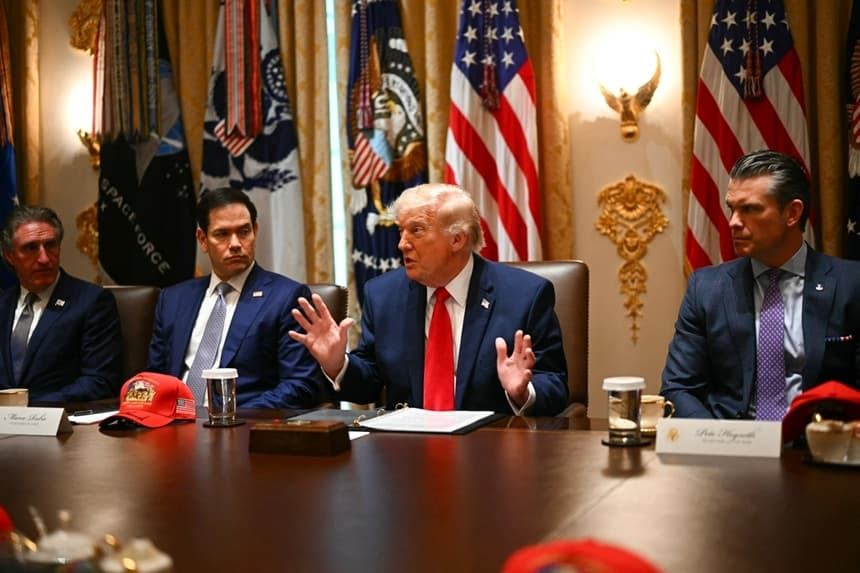 El secretario del Interior, Doug Burgum (izquierda), el secretario de Estado, Marco Rubio (segundo por la izquierda), y el secretario de Defensa, Pete Hegseth (derecha), escuchan al presidente Donald Trump durante una reunión del gabinete en la Sala del Gabinete de la Casa Blanca, en Washington, el 27 de mayo de 2026. (Kent Nishimura/AFP vía Getty Images)