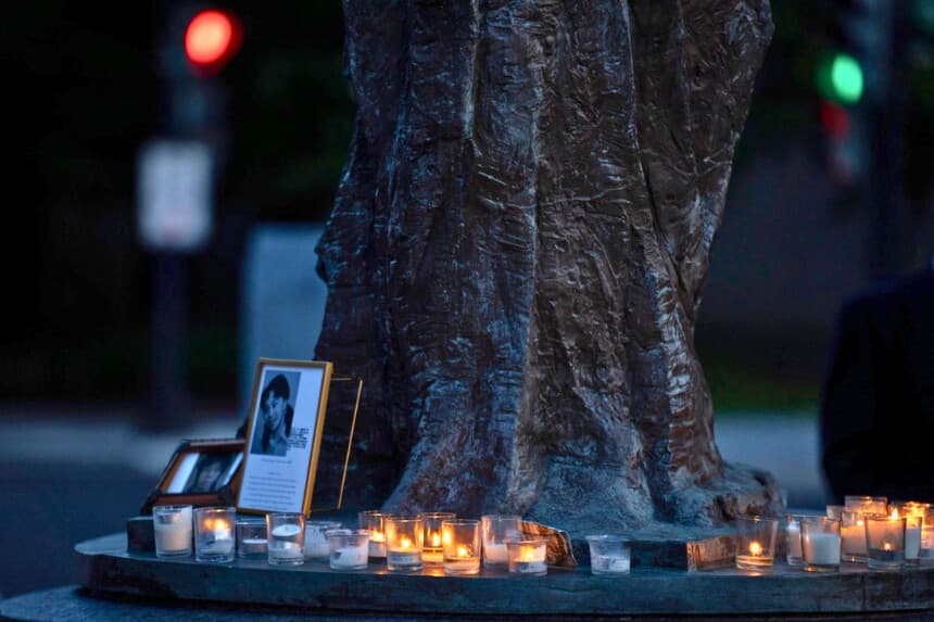 Vigilia a la luz de las velas en conmemoración de la masacre de la Plaza de Tiananmen, celebrada en el Monumento a las Víctimas del Comunismo de Washington el 4 de junio de 2026. (Madalina Kilroy/The Epoch Times).