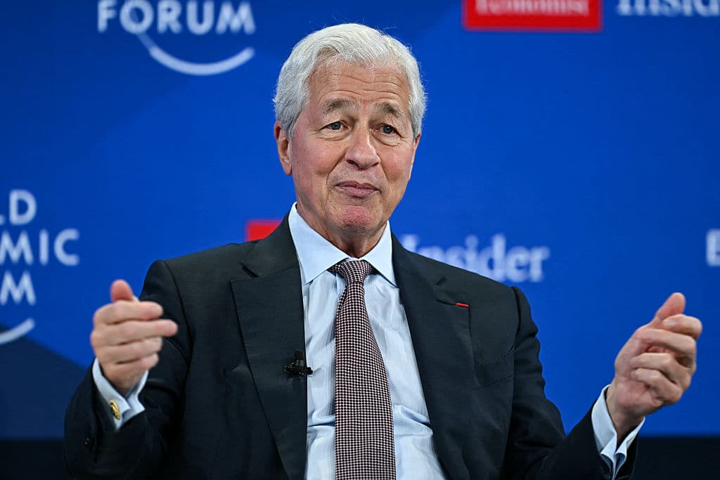 El presidente y director ejecutivo de JPMorgan Chase, Jamie Dimon, hace gestos mientras habla durante la reunión anual del Foro Económico Mundial (FEM) en Davos el 21 de enero de 2026. (Fabrice COFFRINI / AFP a través de Getty Images)