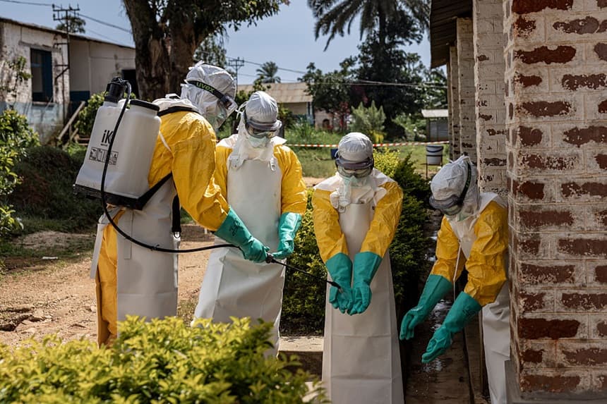 Miembros del equipo de respuesta al ébola de Médicos Sin Fronteras (MSF) desinfectan sus guantes y manos en el exterior del Hospital General de Referencia de Mongbwalu durante las actividades de preparación ante el brote y prevención de infecciones el 26 de mayo de 2026 en Mongbwalu, República Democrática del Congo. (Michel Lunanga/Getty Images)