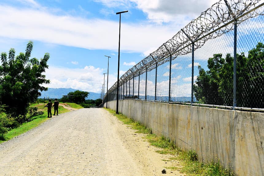 Vista del puesto de control del ejército dominicano situado junto al muro fronterizo entre la República Dominicana y Haití, en Pedernales, República Dominicana, el 19 de septiembre de 2025. (DANNY POLACO/AFP vía Getty Images)