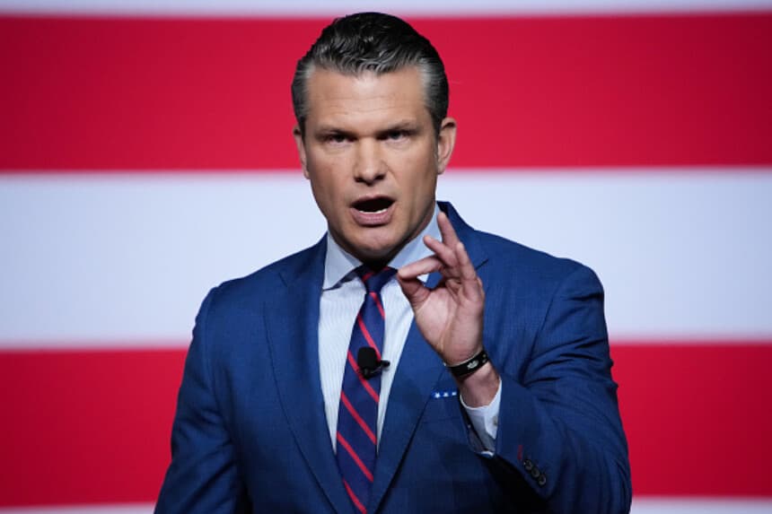 El secretario de Defensa de Estados Unidos, Pete Hegseth, se dirige a altos mandos militares en la Base del Cuerpo de Marines de Quantico el 30 de septiembre de 2025 en Quantico, Virginia. Cerca de 800 generales, almirantes y altos suboficiales fueron convocados desde distintas partes del mundo. (Andrew Harnik/Getty Images).
