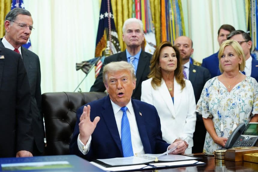 El presidente Donald Trump en el Despacho Oval este 10 de junio. (EFE/EPA/AARON SCHWARTZ / POOL)