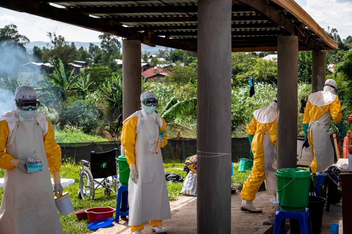 Personal de Médicos Sin Fronteras (MSF) en el centro de tratamiento del ébola de la clínica Elikya se prepara para entrar en las habitaciones de los pacientes con ébola en Bunia, en el este del Congo, el 5 de junio de 2026. (Glody Murhabazi/AFP vía Getty Images).