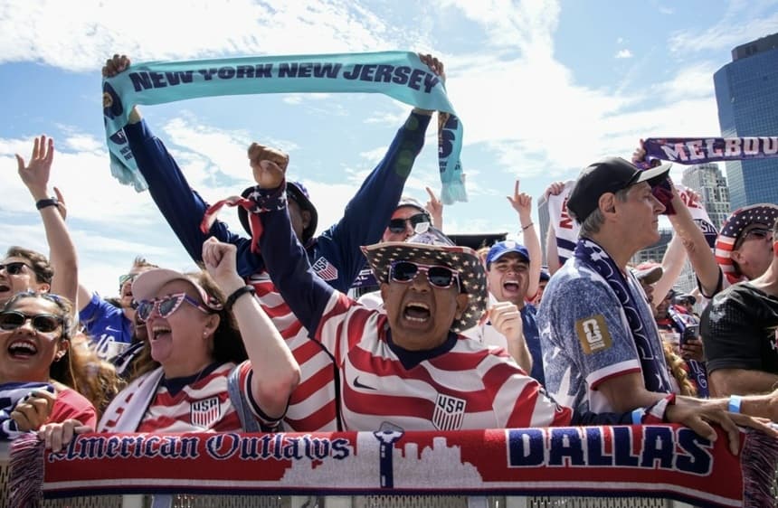 Los aficionados celebran durante el anuncio de la convocatoria de la selección masculina de fútbol de Estados Unidos en Nueva York, el 26 de mayo de 2026. (Eduardo Muñoz Álvarez/AP)