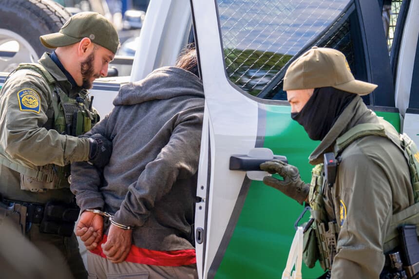 Agentes de la Oficina de Aduanas y Protección Fronteriza de EE. UU. detienen a una persona cerca de una ferretería en Nueva Orleans el 3 de diciembre de 2025. Se prevé que una parte fundamental del programa del gobierno de Trump para deportar a los inmigrantes ilegales llegue al Tribunal Supremo. (Adam Gray / AFP vía Getty Images).