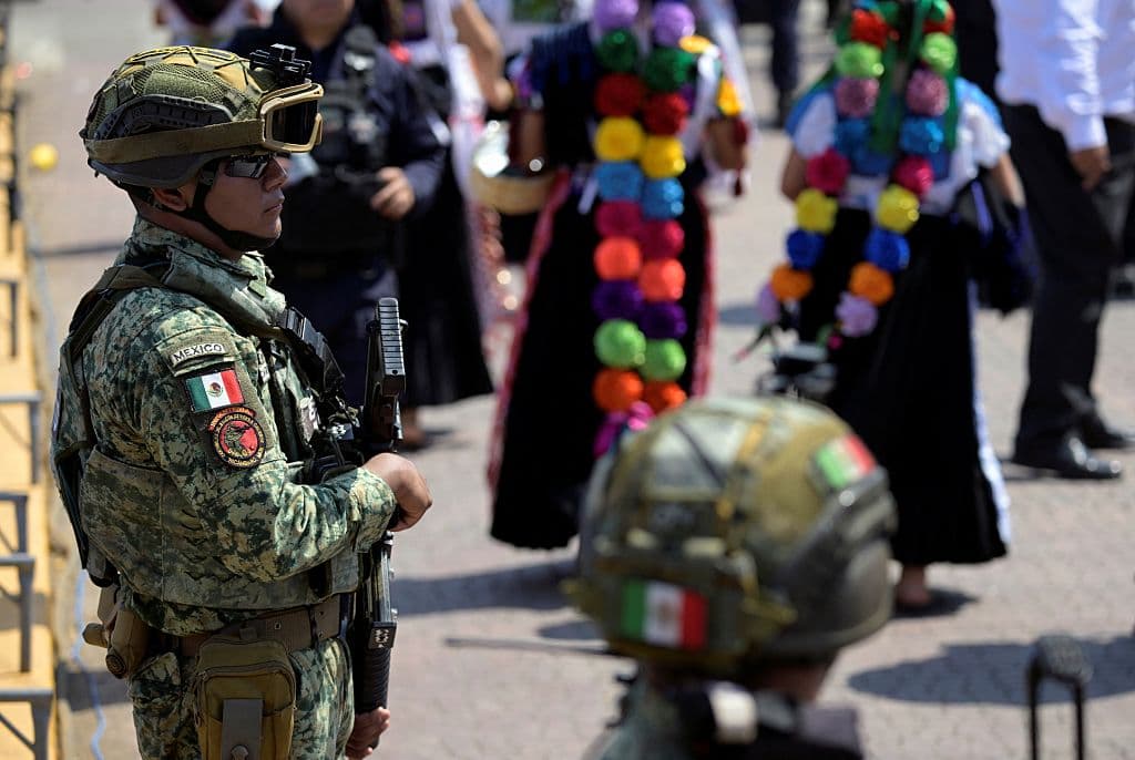 Soldados del Ejército de México montan guardia durante un evento en Uruapan, Michoacán el 18 de abril de 2026. (Foto de Alfredo ESTRELLA / AFP vía Getty Images)