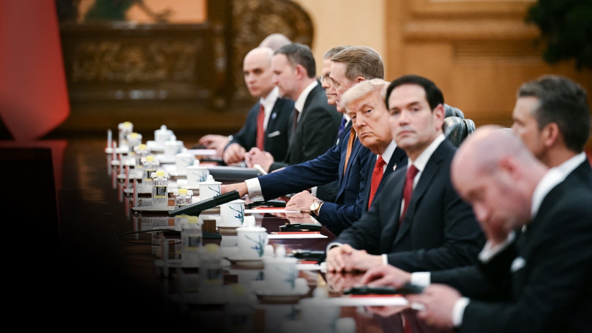 El presidente de Estados Unidos, Donald Trump (cuarto por la derecha), el secretario de Estado, Marco Rubio (tercero por la derecha), y otros funcionarios estadounidenses se reúnen con el líder chino Xi Jinping en el Gran Salón del Pueblo en Pekín el 14 de mayo de 2026. (Brendan Smialowski / AFP vía Getty Images).