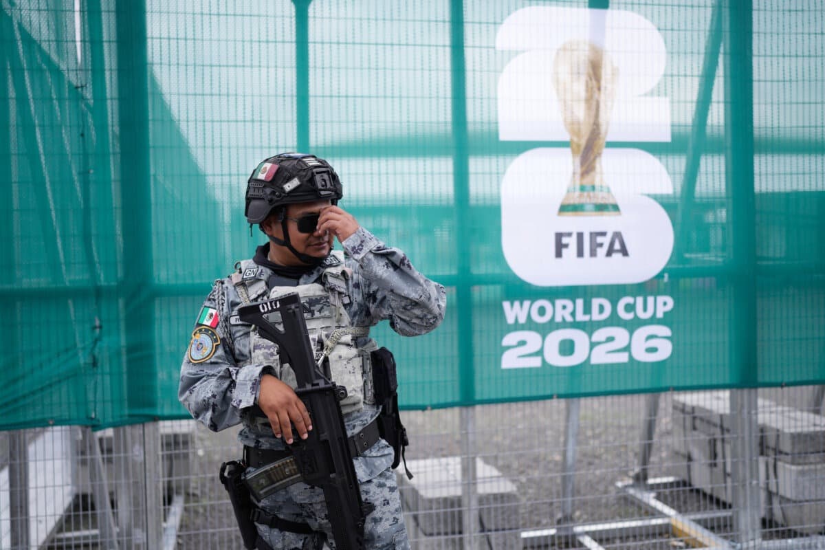 Imagen Ilustrativa: Un oficial de la Guardia Nacional monta guardia a las afueras de un estadio que albergará partidos de la Copa Mundial de la FIFA en Guadalajara, México, el 9 de junio de 2026. (Matias Delacroix/AP).