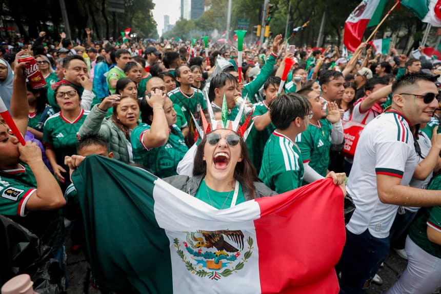 Aficionados de la selección nacional de México celebran el triunfo sobre el equipo de Sudáfrica en el juego inaugural de la Copa Mundial de la FIFA 2026 este jueves 11 de junio en el Ángel de la Independencia, en la Ciudad de México, México. (EFE/Isaac Esquivel)