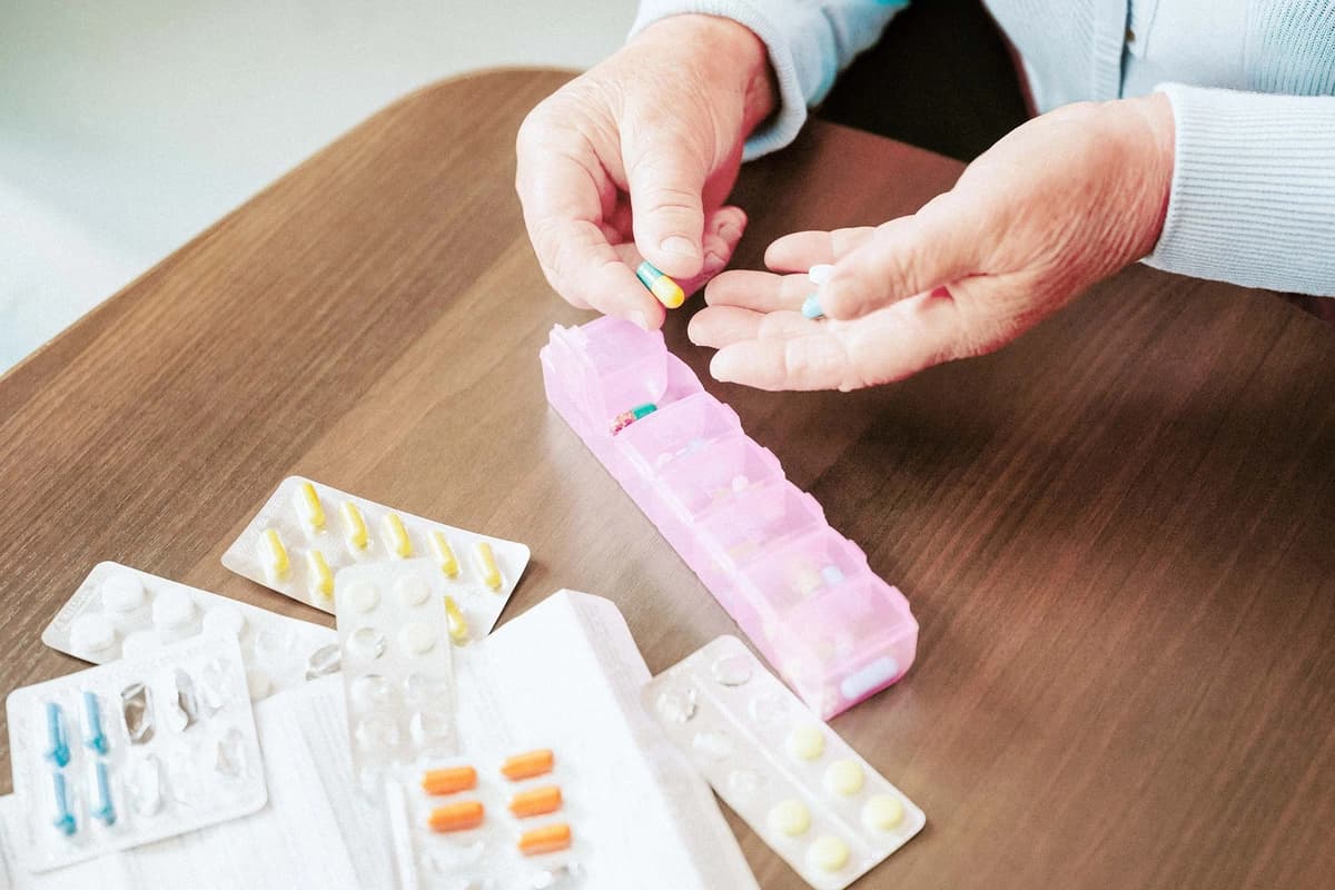 Detener medicamentos de forma segura requiere un equipo. (Vitalii Stock/Shutterstock).