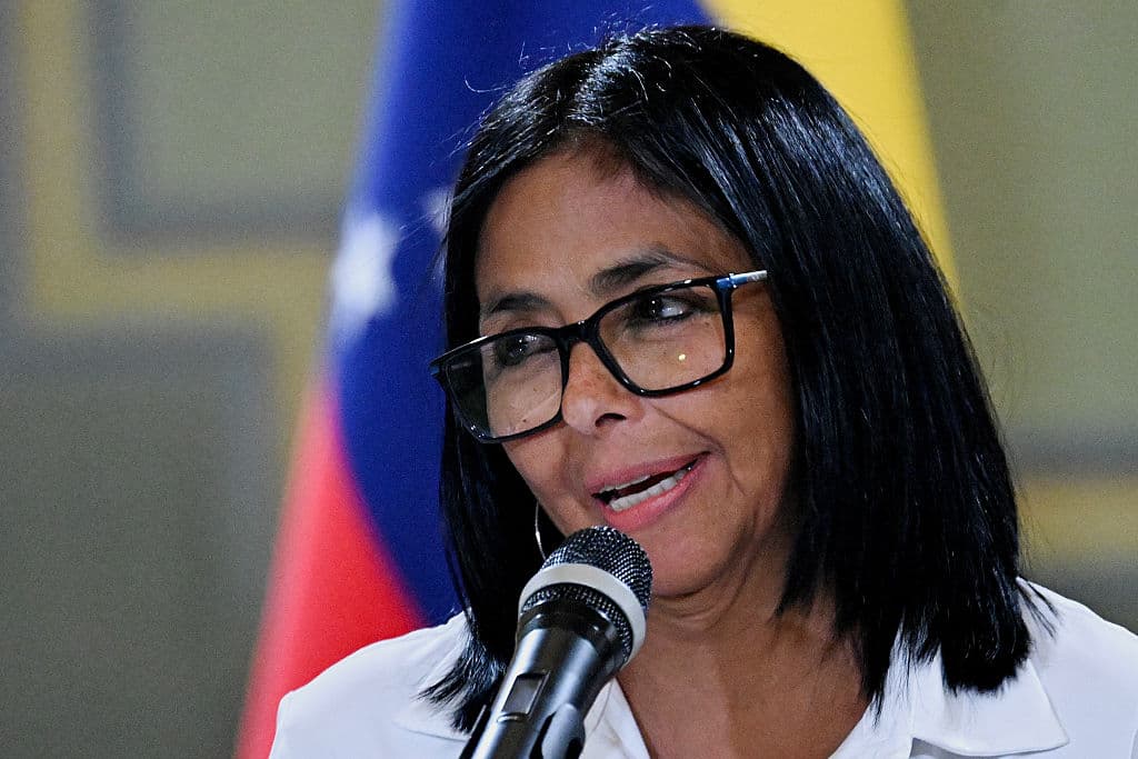 La presidenta interina de Venezuela, Delcy Rodríguez, habla durante una conferencia de prensa tras la firma de un acuerdo entre Chevron Venezuela y el gobierno nacional en el Palacio de Miraflores, Caracas, el 13 de abril de 2026. (Juan Barreto / AFP vía Getty Images)