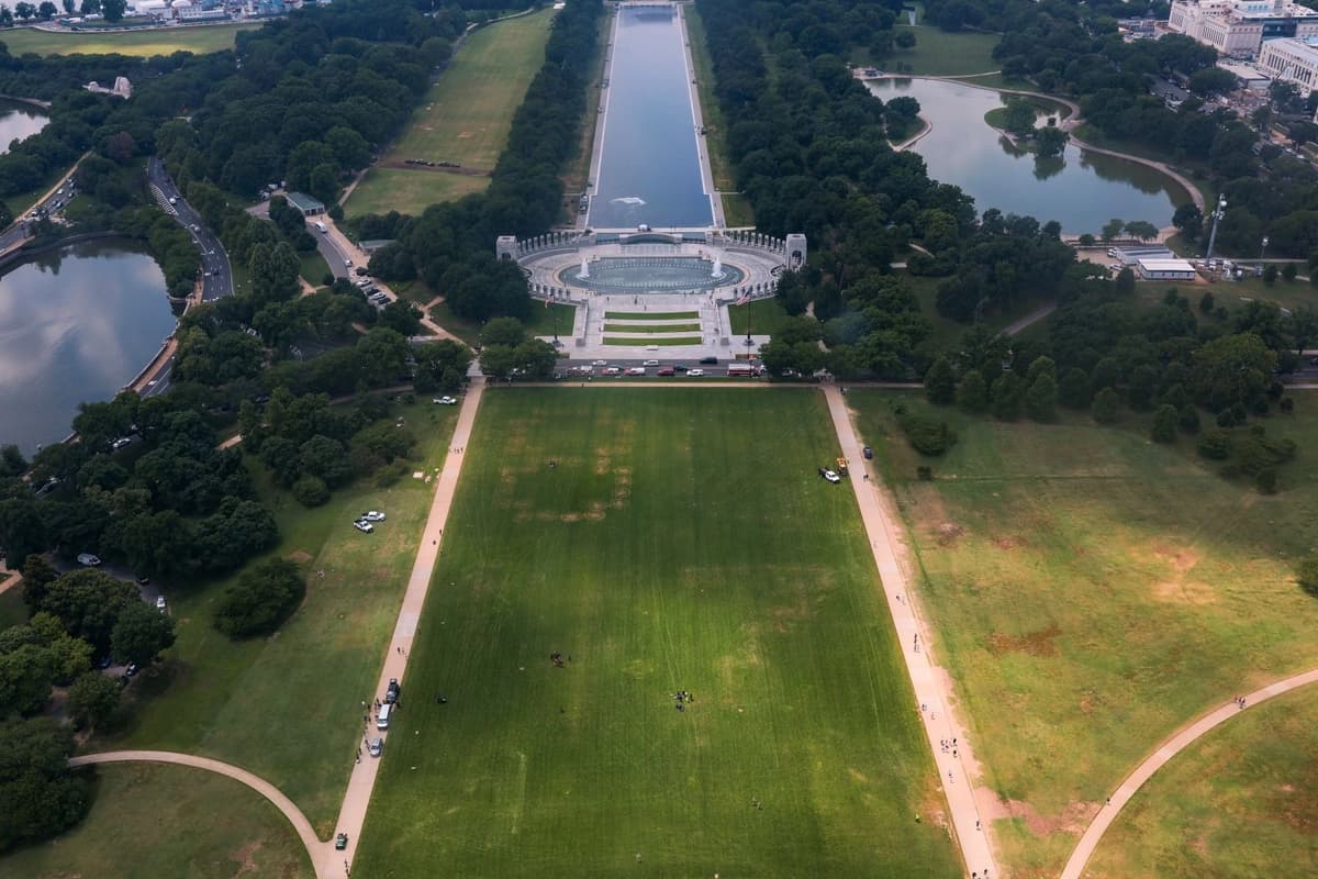 Los números "8647" se ven en el césped del National Mall en Washington el 11 de junio de 2026. (Anna Moneymaker/Getty Images)