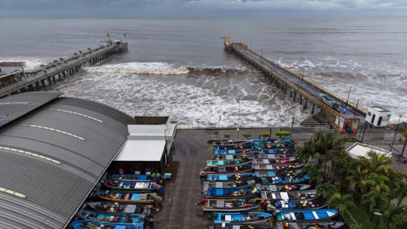 El Salvador enfrenta inundaciones y evacuaciones por el paso de Cristina
