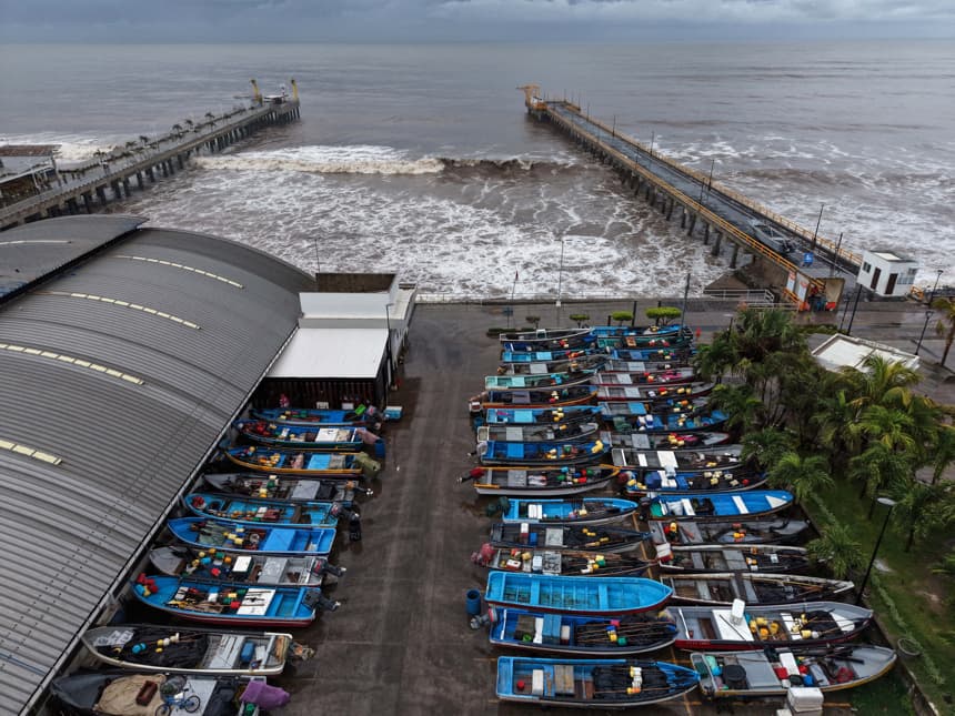 Fotografía aérea que muestra lanchas pesqueras en el Puerto de La Libertad este miércoles, en La Libertad, El Salvador. (EFE/ Camilo Alvarenga)