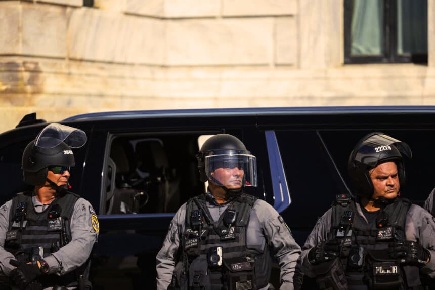 Agentes de la Policía de Intervención montan guardia, en el edificio del Capitolio de San Juan, Puerto Rico, el 2 de enero de 2025. (RICARDO ARDUENGO/AFP vía Getty Images)