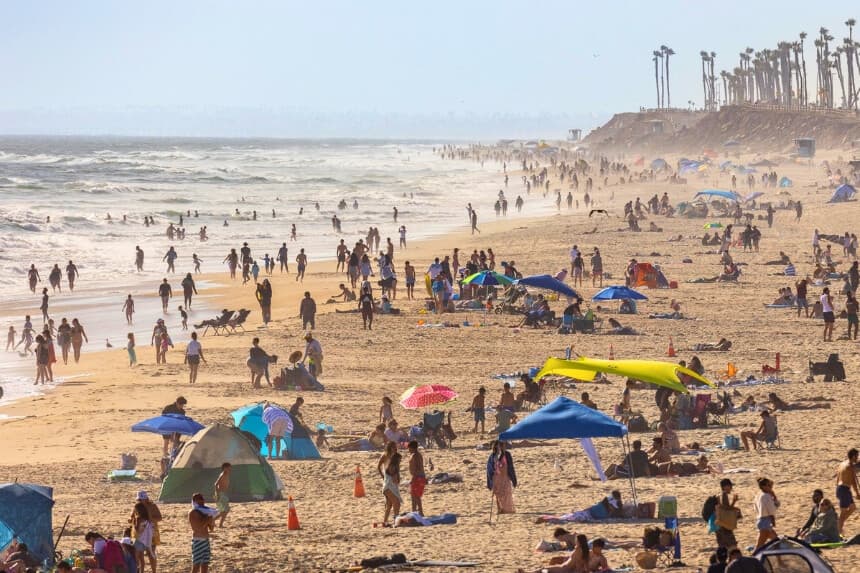 Los bañistas disfrutan de temperaturas más cálidas en Huntington Beach, California, el 19 de junio de 2024. (John Fredricks/The Epoch Times).