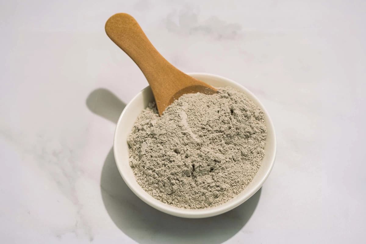 Cómo usar la arcilla de bentonita para sanar el intestino después del uso de antibióticos. (Iryna Mylinska/Shutterstock).